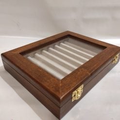 <strong><em>Coins&More</em></strong> PRODOTTI ARTIGIANALI in LEGNO E ACCESSORI PER NUMISMATICA E COLLEZIONISMO MADE IN ITALY presenta…. <strong>Vetrinetta in legno per penne da collezione stilografiche</strong> Caratteristiche : <ul> <li>Colore del velluto a scelta</li> <li>Vetro da 3 mm</li> <li>Misure esterne 24x19,5 x h4,5 cm</li> <li>Legno massello di Toulipier e Betulla</li> <li>Oggetto Numerato</li> <li>Capienza <strong>9</strong> penne ( Lunghezza massima delle penne : 15,5 cm)</li> </ul> <blockquote><em><img class="alignnone wp-image-7146" src="https://www.coinsandmore.it/wp-content/uploads/images.jpg" alt="" width="37" height="32" /> Tutto realizzato a mano in legno e velluto Italiano di prima qualità artigianalmente senza l'utilizzo di solventi o prodotti chimici.</em> L'oggetto è numerato singolarmente e verrà spedito corredato di certificato di Autenticità.</blockquote> (le PENNE in foto sono solo a scopo illustrativo e NON sono incluse) <em><img class="alignnone wp-image-7283" src="https://www.coinsandmore.it/wp-content/uploads/delivery-truck-300x300.png" alt="" width="32" height="32" /> SPEDIZIONI CORRIERE ESPRESSO TRACCIATO IN TUTTO IL MONDO</em> Possibilità di realizzare monetieri su misura <em>Nel mio store troverai accessori per :</em> <em>Monete ,Medaglie, Fossili, Penne , Orologi , Gioielli, Coltelli, Rasoi ,e Molto altro</em> Per maggiori informazioni contattaci <a href="mailto:info@coinsandmore.it">info@coinsandmore.it</a> o whatsapp al +39 3924678613 SEGUICI SU FACEBOOK <a href="https://www.facebook.com/CoinsandMoreItaly/">https://www.facebook.com/CoinsandMoreItaly/</a> <img class="alignnone wp-image-7284" src="https://www.coinsandmore.it/wp-content/uploads/12496771-garanzia-di-qualita-300x300.jpg" alt="" width="56" height="56" /><img class="alignnone wp-image-7285" src="https://www.coinsandmore.it/wp-content/uploads/pagamenti-sicuri-paypal-300x50.png" alt="" width="258" height="43" />