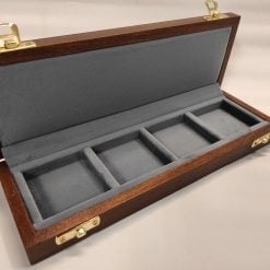 <strong><em>Coins&More</em></strong> PRODOTTI ARTIGIANALI in LEGNO E ACCESSORI PER NUMISMATICA E COLLEZIONISMO MADE IN ITALY presenta…. <strong>Raffinato astuccio in legno per monete antiche o medaglie Regno d'Italia " Serie Cinquantenario "</strong> Caratteristiche : <ul> <li>4 caselle 50x50 mm</li> <li>Colore del velluto a scelta</li> <li>Misure esterne 25,5x8,5 x h3,5 cm</li> <li>Legno massello di Toulipier e Betulla</li> <li>Oggetto Numerato</li> </ul> <blockquote><em><img class="alignnone wp-image-7146" src="https://www.coinsandmore.it/wp-content/uploads/images.jpg" alt="" width="37" height="32" /> Tutto realizzato a mano in legno e velluto Italiano di prima qualità artigianalmente senza l'utilizzo di solventi o prodotti chimici.</em> L'oggetto è numerato singolarmente e verrà spedito corredato di certificato di Autenticità.</blockquote> (le monete in foto sono solo a scopo illustrativo e NON sono incluse) <em><img class="alignnone wp-image-7283" src="https://www.coinsandmore.it/wp-content/uploads/delivery-truck-300x300.png" alt="" width="32" height="32" /> SPEDIZIONI CORRIERE ESPRESSO TRACCIATO IN TUTTO IL MONDO</em> Possibilità di realizzare monetieri su misura <em>Nel mio store troverai accessori per :</em> <em>Monete ,Medaglie, Fossili, Penne , Orologi , Gioielli, Coltelli, Rasoi ,e Molto altro</em> SEGUICI SU FACEBOOK <a href="https://www.facebook.com/CoinsandMoreItaly/">https://www.facebook.com/CoinsandMoreItaly/</a> <img class="alignnone wp-image-7284" src="https://www.coinsandmore.it/wp-content/uploads/12496771-garanzia-di-qualita-300x300.jpg" alt="" width="56" height="56" /><img class="alignnone wp-image-7285" src="https://www.coinsandmore.it/wp-content/uploads/pagamenti-sicuri-paypal-300x50.png" alt="" width="258" height="43" /> &nbsp; <img class="alignnone wp-image-7872" src="https://www.coinsandmore.it/wp-content/uploads/2bisbis-1-300x139.png" alt="" width="220" height="102" /> Per maggiori informazioni contattaci info@coinsandmore.it o whatsapp al +39 3924678613