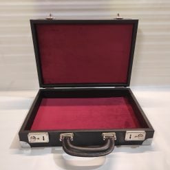 <h3><strong><em><span style="font-size: 130%;">Coins&More ® </span> </em></strong></h3> <h3><strong><em>accessori per Numismatica e collezionismo <span style="font-size: 100%;">realizzati a mano in Italia</span></em></strong></h3> <hr /> <blockquote><strong><em>Elegante Valigetta ideale per vassoi numismatici misura massima 23x34 di qualsiasi marca</em></strong> <strong><em>Struttura in legno rivestito in similpelle effetto martellato di Alta qualità</em></strong></blockquote> <ul> <li>Maniglia in vera pelle</li> <li>Doppia chiusura a scatto con chiave</li> <li>Esterno in Ecopelle colore: <em><strong>Nero </strong></em></li> <li>Protezioni angolari in ferro cromato</li> <li>Interno in soffice velluto Italiano colore : <strong><em>Bordeaux</em></strong></li> <li>Misure esterne 37x26,5 x h 9 cm</li> <li>Misure Interne utili 35x24 h 6 cm</li> </ul> <blockquote><img class="wp-image-7146 alignleft" src="https://www.coinsandmore.it/wp-content/uploads/images.jpg" alt="" width="91" height="80" /><em>Capiamo quanto alcune cose siano preziose per te e richiedano una conservazione adeguata e per questo motivo questa valigetta è fatta di legno di alta qualità, </em> <em>levigato uniformemente e poi rivestita in ecopelle m</em><em>artellata per un effetto morbido al tatto e di gran classe .</em>   <hr /> </blockquote> <em>Caratteristica fondamentale :</em> <em>L'imbottitura del coperchio aderisce perfettamente ai<strong> vassoi Coins&More</strong>  di conseguenza tutto rimane avvolto nel velluto senza spostarsi garantendo così una <strong>sicurezza estrema</strong>.</em> La valigetta in ecopelle <em>Coins&More</em> si adatta a tutte le esigenze, al suo interno è possibile alloggiare <em><strong>3</strong> Vassoi Coins&More</em> (<a href="https://www.coinsandmore.it/categoria-prodotto/monete-e-medaglie/velluto-italiano/vassoi/">Qui</a>) o  <em><strong>6</strong> Vassoi in floccato rosso MasterPhil</em> (<a href="https://www.coinsandmore.it/prodotto/vassoio-grande-per-monete-medaglie-in-floccato-rosso-oggetti-da-collezione-2/">Qui</a>) o <strong>4</strong><em> Vassoi in Velluto floccato  MasterPhil</em> (<a href="https://www.coinsandmore.it/prodotto/vassoio-lusso-masterphil-per-monete-medaglie/">Qui</a>) oppure qualsiasi altro vassoio o oggetto facendo riferimento e attenzione alle "misure interne Utili " . <img class="wp-image-9336 alignnone" src="https://www.coinsandmore.it/wp-content/uploads/su-misura-300x225.jpg" alt="" width="117" height="88" />  <em><strong>Possibilità di realizzare anche valigette personalizzate e su misura</strong></em> <hr /> <blockquote><em><img class="wp-image-8935 alignleft" src="https://www.coinsandmore.it/wp-content/uploads/solvent-free-seal-1.gif" alt="" width="91" height="90" />Tutto realizzato a mano in legno e velluto Italiano di prima qualità artigianalmente senza l'utilizzo di solventi o prodotti chimici.</em> L'oggetto è numerato singolarmente e verrà spedito corredato di certificato di Autenticità.</blockquote> (le monete in foto sono solo a scopo illustrativo e NON sono incluse)   <em>Tempi di realizzazione <strong>10 giorni lavorativi</strong> ( per particolari esigenze o urgenze si prega di contattarci prima di effettuare l'acquisto</em> <em><img class="wp-image-7283 alignleft" src="https://www.coinsandmore.it/wp-content/uploads/delivery-truck-300x300.png" alt="" width="84" height="84" /> </em> <em>               <img class="wp-image-9032 alignleft" src="https://www.coinsandmore.it/wp-content/uploads/8ce44b12bf5ca205ae6c8784d6fb6edf-1-300x98.jpg" alt="" width="265" height="87" /></em>     <p style="text-align: left;"><strong><em>SPEDIZIONI CON CORRIERE ESPRESSO TRACCIATO IN TUTTO IL MONDO</em></strong></p> <hr /> <em><strong>ULTERIORI SERVIZI :</strong></em> <ul> <li>Permuta del tuo vecchio monetiere , accessorio numismatico o anche monete antiche finalizzato all'acquisto di un mio prodotto.</li> <li>Confezioni regalo per festività o cerimonie</li> <li>Preventivi per mobili su misura</li> </ul> <em>Nel mio store <a href="https://www.coinsandmore.it">COINS&MORE</a>  troverai accessori per :</em> <em>Monete ,Medaglie, Fossili, Penne , Orologi , Gioielli, Coltelli, Rasoi ,e Molto altro</em> <em><strong>Seguici per rimanere sempre aggiornato!! Siamo su tutti i principali social network!! clicca qui sotto quello che più ti interessa per essere indirizzato</strong></em> <strong><span style="font-size: 150%;"><a href="https://www.facebook.com/CoinsandmoreItaly">Facebook</a> , <a href="https://www.instagram.com/coinsandmore/">Instagram</a> ,<a href="https://www.youtube.com/channel/UChD2ortYDvhqedBuBNQcNQw">YouTube</a> , <a href="https://www.pinterest.it/coinsmore">Pinterest</a></span> e molti altri</strong> <img class="alignnone wp-image-7284" src="https://www.coinsandmore.it/wp-content/uploads/12496771-garanzia-di-qualita-300x300.jpg" alt="" width="56" height="56" /><img class="alignnone wp-image-7285" src="https://www.coinsandmore.it/wp-content/uploads/pagamenti-sicuri-paypal-300x50.png" alt="" width="258" height="43" /> <div><img class="alignnone wp-image-7872" src="https://www.coinsandmore.it/wp-content/uploads/2bisbis-1-300x139.png" alt="" width="220" height="102" /></div> <div>Pagamenti accettati :</div> <div><em><strong>Bonifico - Paypal - Postepay - Carta di credito - Criptovaluta -</strong></em></div> <div></div> <div>Per maggiori informazioni contattaci info@coinsandmore.it o whatsapp al +39 3924678613</div>