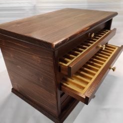 <blockquote> <h3><strong>Mobile per la collezione penne a sfera o stilografiche da collezione</strong></h3> </blockquote> <strong><em>Caratteristiche</em> :</strong> <ul> <li>7 cassetti da 13 penne</li> <li>Velluto Italiano di alta qualità</li> <li>Capienza totale  91 penne</li> <li>misura massima delle penne : 155 x 18 mm</li> <li>Legno massello di Abete asciutto e Betulla</li> <li>Pomelli in Ottone</li> <li>Oggetto fatto completamente a mano e Numerato</li> </ul> <strong><em>Misure :</em></strong> <ul> <li>Larghezza 41 cm</li> <li>Profondità 27 cm</li> <li>Altezza 23 cm</li> </ul> <strong><em>Ulteriori personalizzazioni su richiesta :</em></strong> <ul> <li>Colorazioni speciali del legno come Naturale , Bianco o altro</li> <li>Incisione laser del nome o logo</li> </ul> <blockquote><em><img class="alignnone wp-image-7146" src="https://www.coinsandmore.it/wp-content/uploads/images.jpg" alt="" width="37" height="32" /> Tutto realizzato a mano in legno e velluto Italiano di prima qualità dal mastro artigiano Furio Troiano senza l'utilizzo di solventi o prodotti chimici </em> L'oggetto è numerato singolarmente e verrà spedito corredato di certificato di Autenticità . <strong>NO</strong> TRUCIOLATO, PLASTICA, MDF O ALTRI MATERIALI SCADENTI</blockquote> <strong>Tempi di realizzazione circa 15 giorni lavorativi</strong> (<em> prima di effettuare l'acquisto, per eventuali esigenze o urgenze si consiglia di contattarci</em>  ) info@coinsandmore.it o whatsapp al +39 3924678613 Furio <em><img class="alignnone wp-image-7283" src="https://www.coinsandmore.it/wp-content/uploads/delivery-truck-300x300.png" alt="" width="32" height="32" /> SPEDIZIONI CON CORRIERE ESPRESSO TRACCIATO IN TUTTO IL MONDO</em> Possibilità di realizzare monetieri anche su misura <em>su <a href="https://www.coinsandmore.it">www.coinsandmore.it </a> troverai accessori per :</em> <em>Monete ,Medaglie, Fossili, Penne , Orologi , Gioielli, Coltelli, Rasoi ,e Molto altro</em> SEGUICI SU FACEBOOK <a href="https://www.facebook.com/CoinsandMoreItaly/">https://www.facebook.com/CoinsandMoreItaly/</a> <img class="alignnone wp-image-7284" src="https://www.coinsandmore.it/wp-content/uploads/12496771-garanzia-di-qualita-300x300.jpg" alt="" width="56" height="56" /><img class="alignnone wp-image-7285" src="https://www.coinsandmore.it/wp-content/uploads/pagamenti-sicuri-paypal-300x50.png" alt="" width="228" height="38" /> <img class="alignnone size-medium wp-image-11031" src="https://www.coinsandmore.it/wp-content/uploads/images-1-300x82.png" alt="" width="300" height="82" />  