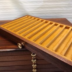 <blockquote> <h3><strong>Mobile per la collezione penne a sfera o stilografiche da collezione</strong></h3> </blockquote> <strong><em>Caratteristiche</em> :</strong> <ul> <li>7 cassetti da 13 penne</li> <li>Velluto Italiano di alta qualità</li> <li>Capienza totale  91 penne</li> <li>misura massima delle penne : 155 x 18 mm</li> <li>Legno massello di Abete asciutto e Betulla</li> <li>Pomelli in Ottone</li> <li>Oggetto fatto completamente a mano e Numerato</li> </ul> <strong><em>Misure :</em></strong> <ul> <li>Larghezza 41 cm</li> <li>Profondità 27 cm</li> <li>Altezza 23 cm</li> </ul> <strong><em>Ulteriori personalizzazioni su richiesta :</em></strong> <ul> <li>Colorazioni speciali del legno come Naturale , Bianco o altro</li> <li>Incisione laser del nome o logo</li> </ul> <blockquote><em><img class="alignnone wp-image-7146" src="https://www.coinsandmore.it/wp-content/uploads/images.jpg" alt="" width="37" height="32" /> Tutto realizzato a mano in legno e velluto Italiano di prima qualità dal mastro artigiano Furio Troiano senza l'utilizzo di solventi o prodotti chimici </em> L'oggetto è numerato singolarmente e verrà spedito corredato di certificato di Autenticità . <strong>NO</strong> TRUCIOLATO, PLASTICA, MDF O ALTRI MATERIALI SCADENTI</blockquote> <strong>Tempi di realizzazione circa 15 giorni lavorativi</strong> (<em> prima di effettuare l'acquisto, per eventuali esigenze o urgenze si consiglia di contattarci</em>  ) info@coinsandmore.it o whatsapp al +39 3924678613 Furio <em><img class="alignnone wp-image-7283" src="https://www.coinsandmore.it/wp-content/uploads/delivery-truck-300x300.png" alt="" width="32" height="32" /> SPEDIZIONI CON CORRIERE ESPRESSO TRACCIATO IN TUTTO IL MONDO</em> Possibilità di realizzare monetieri anche su misura <em>su <a href="https://www.coinsandmore.it">www.coinsandmore.it </a> troverai accessori per :</em> <em>Monete ,Medaglie, Fossili, Penne , Orologi , Gioielli, Coltelli, Rasoi ,e Molto altro</em> SEGUICI SU FACEBOOK <a href="https://www.facebook.com/CoinsandMoreItaly/">https://www.facebook.com/CoinsandMoreItaly/</a> <img class="alignnone wp-image-7284" src="https://www.coinsandmore.it/wp-content/uploads/12496771-garanzia-di-qualita-300x300.jpg" alt="" width="56" height="56" /><img class="alignnone wp-image-7285" src="https://www.coinsandmore.it/wp-content/uploads/pagamenti-sicuri-paypal-300x50.png" alt="" width="228" height="38" /> <img class="alignnone size-medium wp-image-11031" src="https://www.coinsandmore.it/wp-content/uploads/images-1-300x82.png" alt="" width="300" height="82" />  