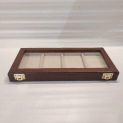 <strong>Astuccio in legno per 4 medaglie con Nastrino </strong> <strong>🎖🎖🎖🎖 ( </strong><em>scompartimenti da 6,5x11,5 cm </em><strong>)</strong> Caratteristiche : <ul> <li>Colore del velluto a scelta</li> <li>Vetro da 3 mm</li> <li>Misure esterne 25x15  h3,5 cm</li> <li>Legno massello di Toulipier e Betulla</li> <li>Oggetto Numerato</li> </ul> <blockquote><em><img class="alignnone wp-image-7146" src="https://www.coinsandmore.it/wp-content/uploads/images.jpg" alt="" width="37" height="32" /> Tutto realizzato a mano in legno e velluto Italiano di prima qualità artigianalmente senza l'utilizzo di solventi o prodotti chimici.</em> L'oggetto è numerato singolarmente e verrà spedito corredato di certificato di Autenticità.</blockquote> (le monete in foto sono solo a scopo illustrativo e NON sono incluse) <em><img class="alignnone wp-image-7283" src="https://www.coinsandmore.it/wp-content/uploads/delivery-truck-300x300.png" alt="" width="32" height="32" /> SPEDIZIONI CORRIERE ESPRESSO TRACCIATO IN TUTTO IL MONDO</em> Possibilità di realizzare monetieri su misura <em>Nel mio store troverai accessori per :</em> <em>Monete ,Medaglie, Fossili, Penne , Orologi , Gioielli, Coltelli, Rasoi ,e Molto altro</em> Per maggiori informazioni contattaci info@coinsandmore.it o whatsapp al +39 3924678613 SEGUICI SU FACEBOOK <a href="https://www.facebook.com/CoinsandMoreItaly/">https://www.facebook.com/CoinsandMoreItaly/</a> <img class="alignnone wp-image-7284" src="https://www.coinsandmore.it/wp-content/uploads/12496771-garanzia-di-qualita-300x300.jpg" alt="" width="56" height="56" /><img class="alignnone wp-image-7285" src="https://www.coinsandmore.it/wp-content/uploads/pagamenti-sicuri-paypal-300x50.png" alt="" width="258" height="43" /> <strong>Pagamenti accettati : Paypal , Postepay, Bonifico Bancario, Cryptovaluta</strong>