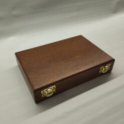 Immagine di un cofanetto in legno chiuso, con un interno foderato in velluto e sei scomparti per riporre le monete da collezione.